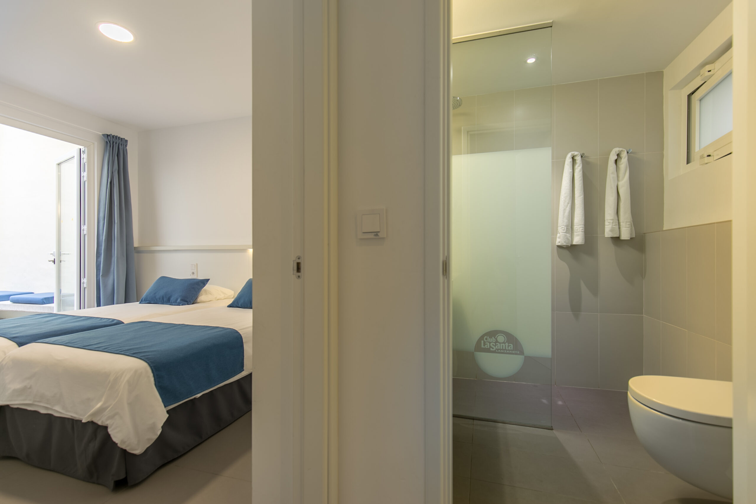 Image of Comfort 1 Bedroom 1 Bathroom apartment, showing the bedroom and the bathroom