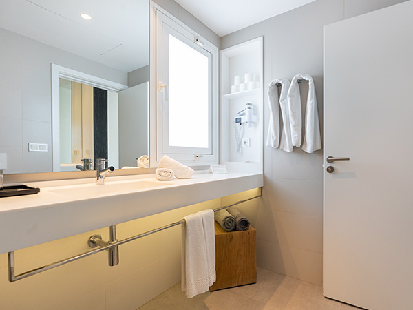 The bathroom of the 2 bedroom 2 bathroom suite at Club La Santa.